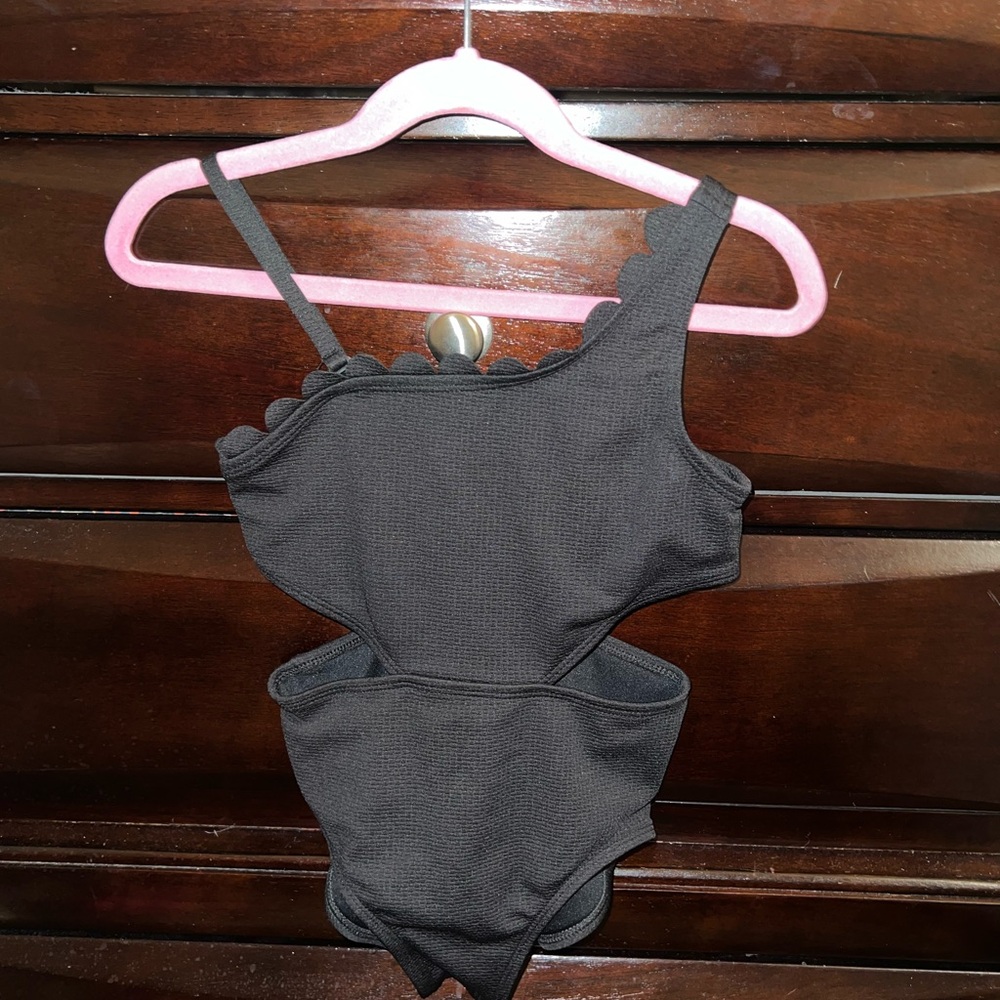 art class Black One-Shoulder Scalloped Trim Swim Top